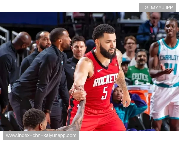 火箭全员状态在线，球队士气空前高涨，火箭全员合照