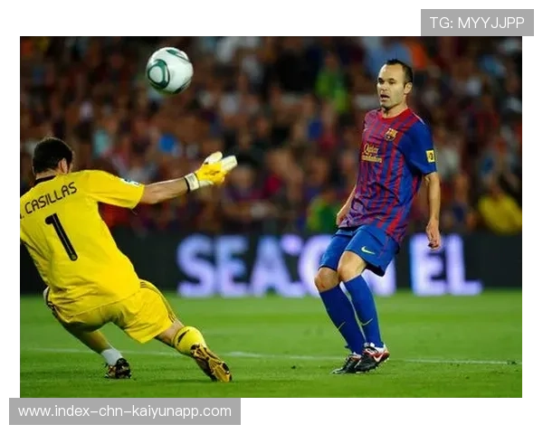 足球中场四连传打穿防线：掌控比赛的秘密武器